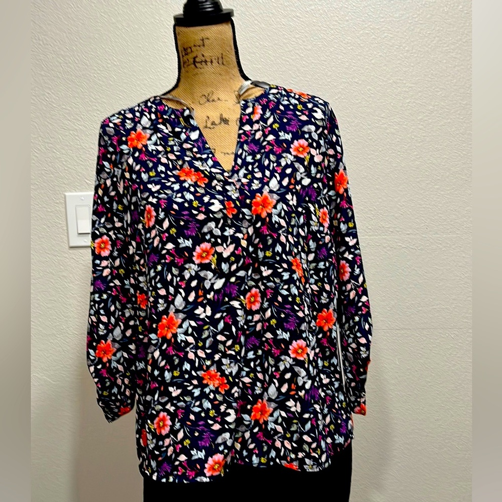 Daniel Rainn split neck top